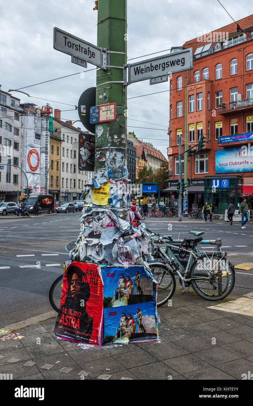 Berlin Mitte, una lampada posta sulla Rosenthaler Platz contemplati nei vecchi manifesti stracciati. Foto Stock