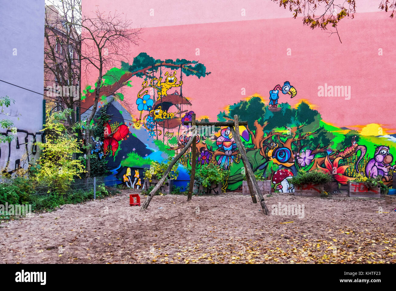 Berlin Schöneberg.colorato parco giochi per bambini con illustrazioni dipinte Foto Stock