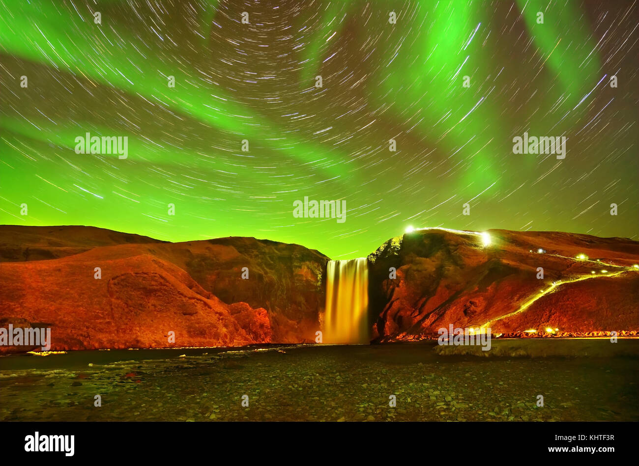 Vista della Northern Light con tracce stellari a skogafoss in Islanda. Foto Stock