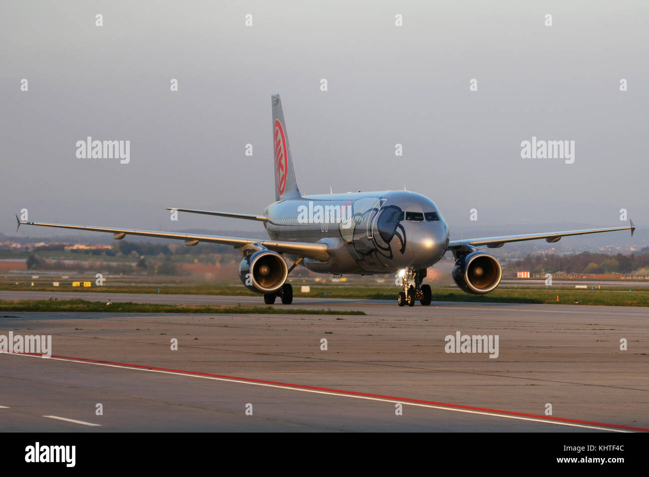 Stoccarda, Germania - Primavera 2017: un airbus aereo all'aeroporto di Stoccarda Foto Stock