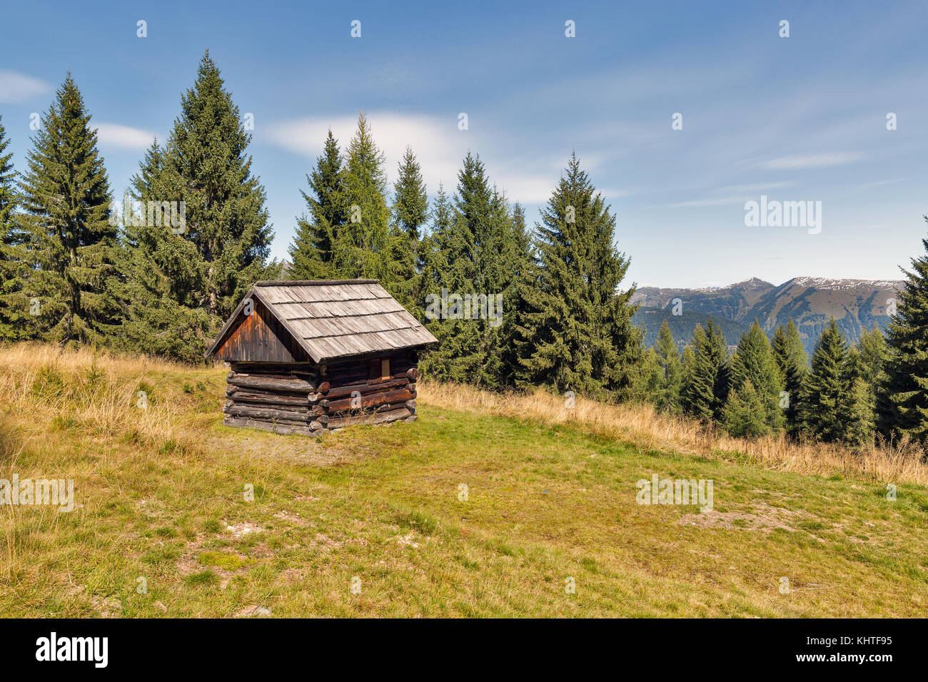Boschi alpini paesaggio con legno vecchio casino di caccia in Carinzia occidentale, Austria. Foto Stock