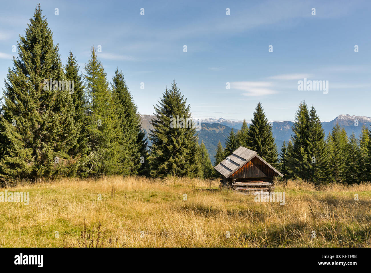 Boschi alpini paesaggio con legno vecchio casino di caccia in Carinzia occidentale, Austria. Foto Stock