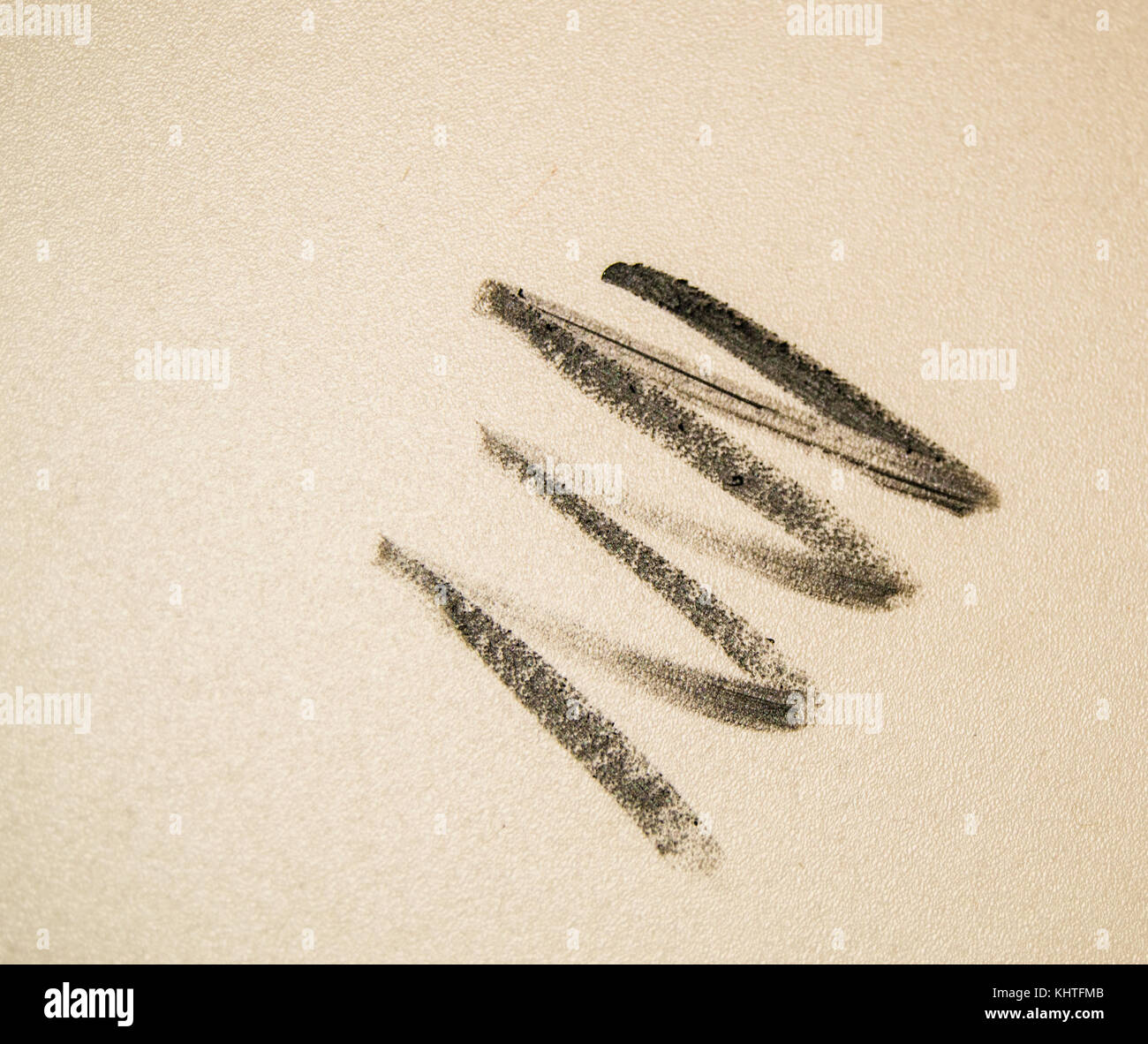 Nero matita per le sopracciglia grunge texture su sfondo bianco. Foto Stock