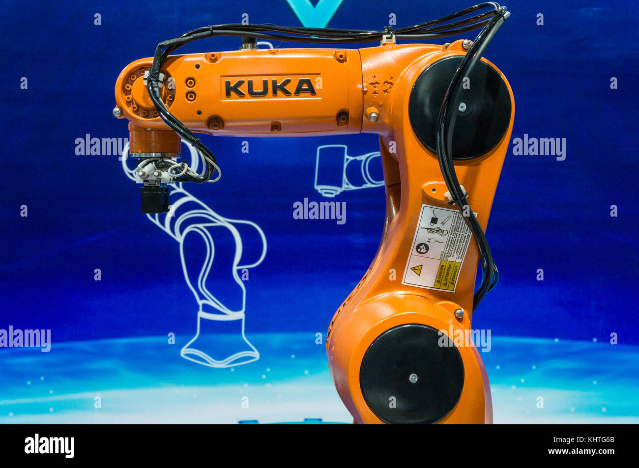 Robot industriale KUKA arancione, vista laterale Foto Stock
