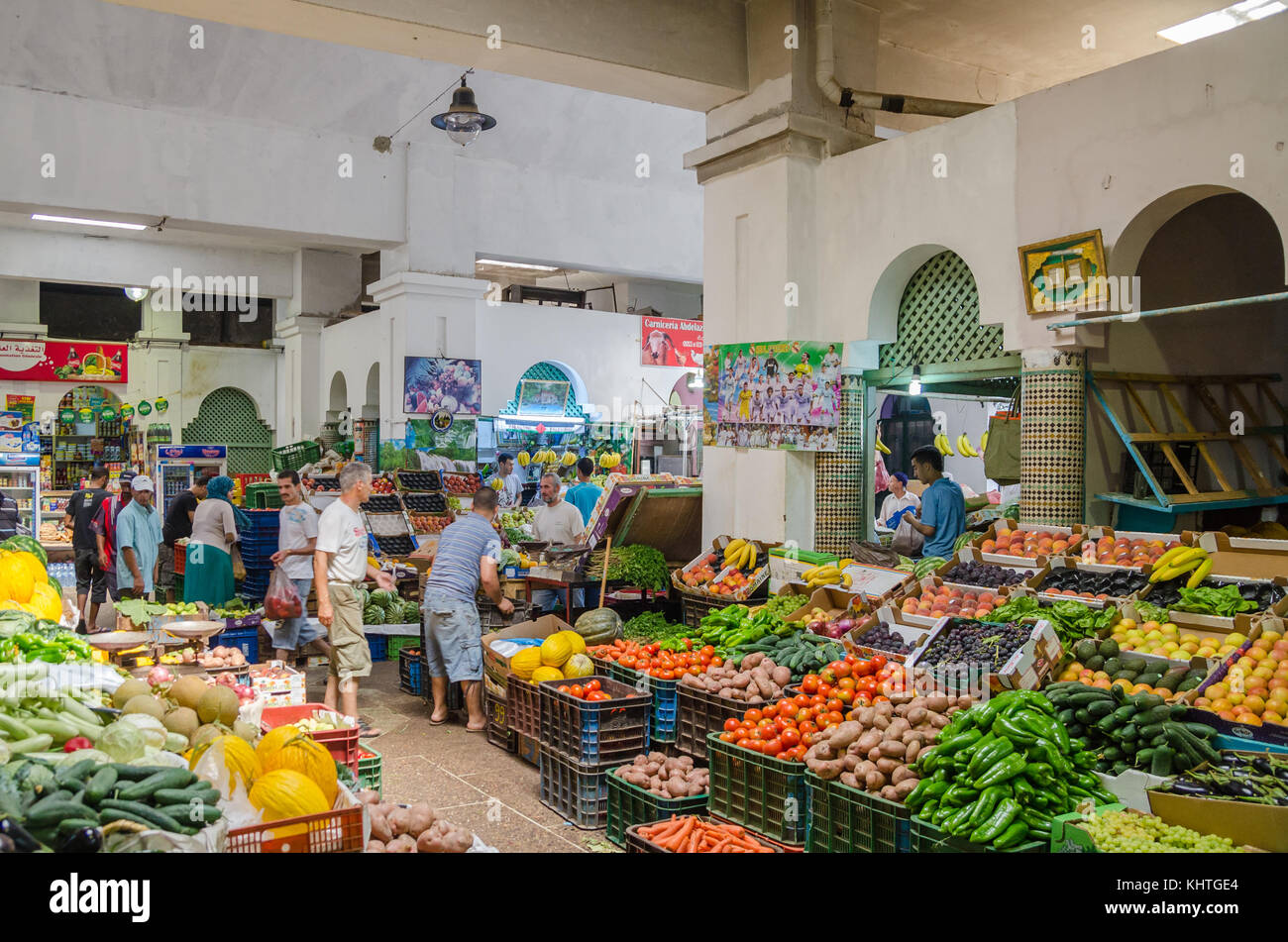 Asilah, Marocco - Agosto 14 2013: coloratissimo mercato coperto con frutta e verdura fresca e persone non identificate Foto Stock