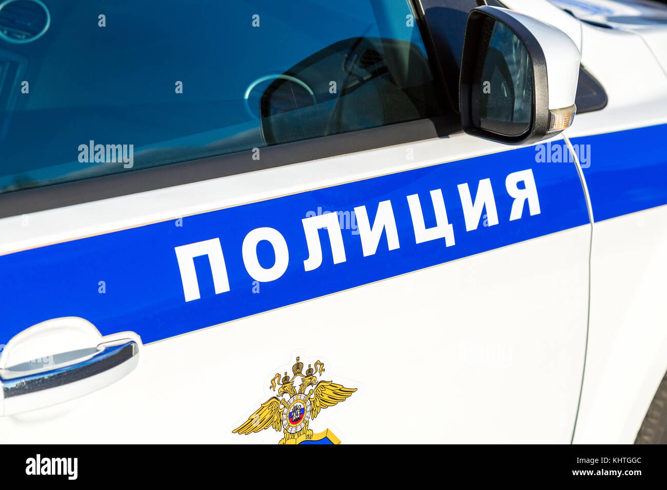 Samara, Russia - 16 novembre 2017: iscrizione "polizia' ed emblema sul bordo della polizia russa auto Foto Stock