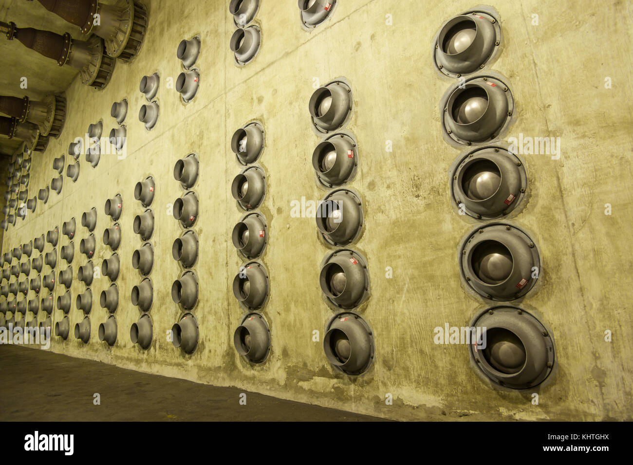 Le bocchette di blast in un muro di cemento nel sottosuolo bunker nucleari Foto Stock