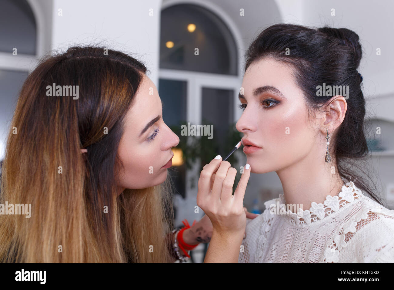 Trucco artisti applicando lip gloss Foto Stock