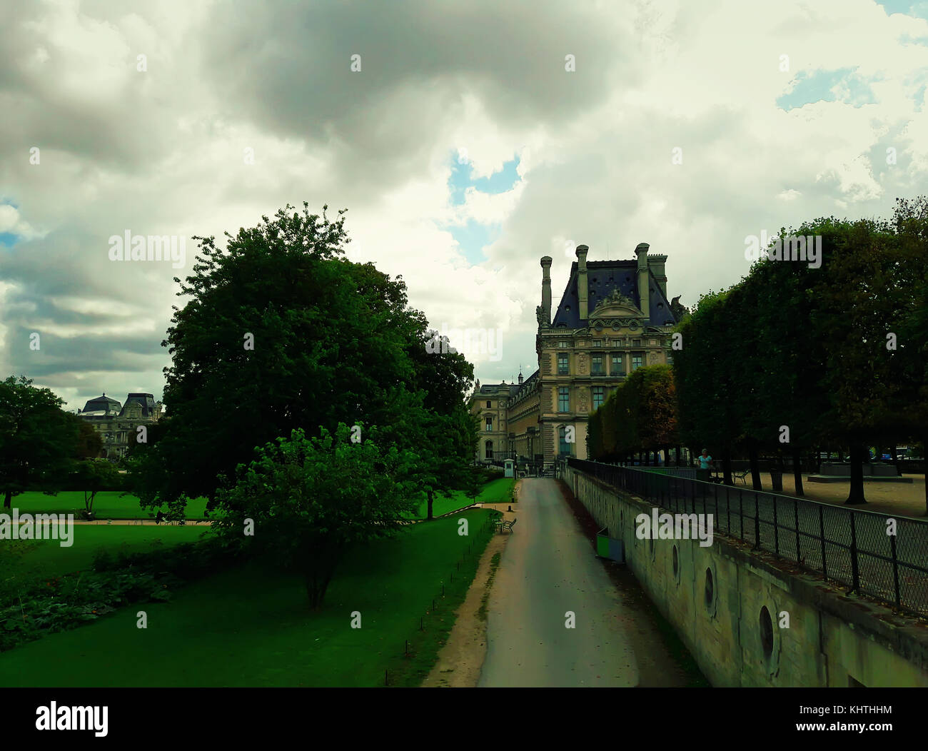 Vista del palazzo del Louvre e del giardino delle Tuileries a Parigi, Francia. Viaggi culturali all'aperto. Foto Stock