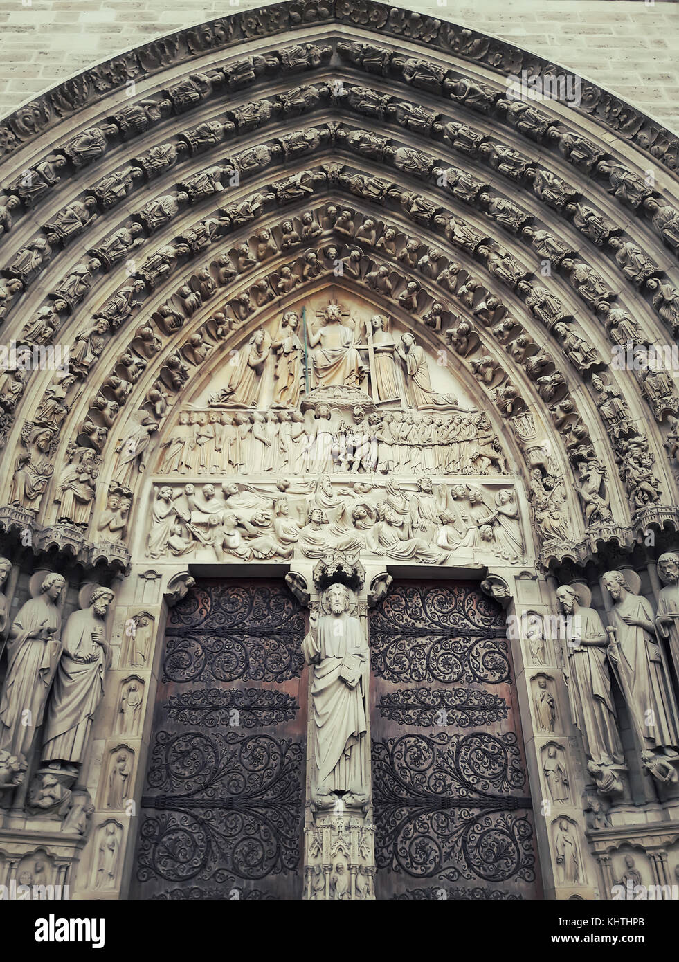 Timpano scolpito del Giudizio universale sopra la porta della Notre-Dame de Paris, Francia. Foto Stock