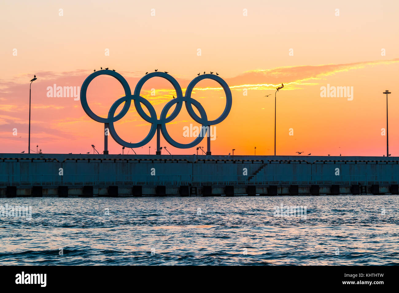 Sochi, Russia - 18 agosto 2017: L'installazione degli "anelli olimpici" sulla talpa settentrionale sullo sfondo di un bellissimo cielo dopo il tramonto Foto Stock