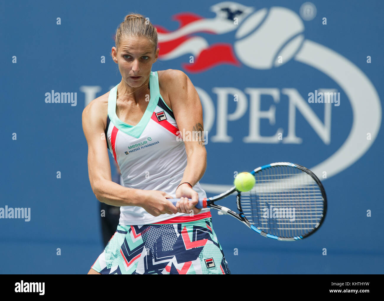 Ceca giocatore di tennis KAROLINA PLISKOVA (CZE) colpendo il rovescio girato durante il singolare femminile match in US Open 2017 Tennis Championship, New York City, Foto Stock