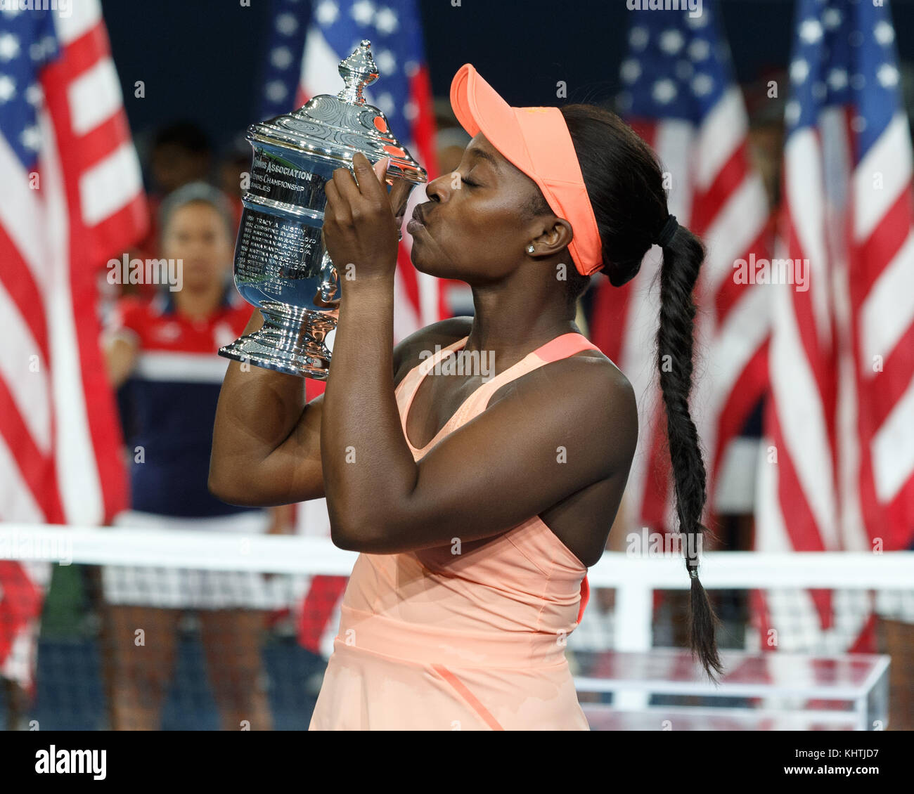 La tennista americana Sloane Stephens bacia il trofeo durante la cerimonia del trofeo dopo la finale delle donne, US Open 2017 Tenn Foto Stock