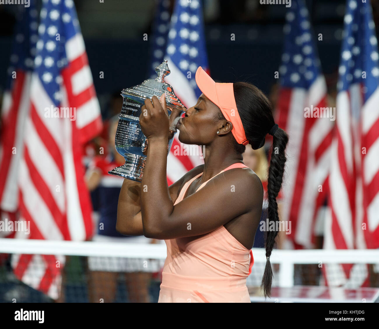 La tennista americana Sloane Stephens bacia il trofeo durante la cerimonia del trofeo dopo la finale delle donne, US Open 2017 Tenn Foto Stock