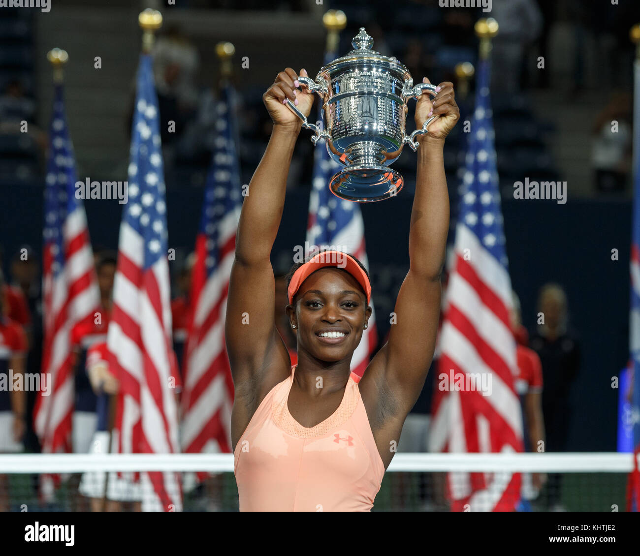 La tennista americana SLOANE STEPHENS si posa con il trofeo durante la cerimonia del trofeo dopo la finale femminile, US Open 20 Foto Stock