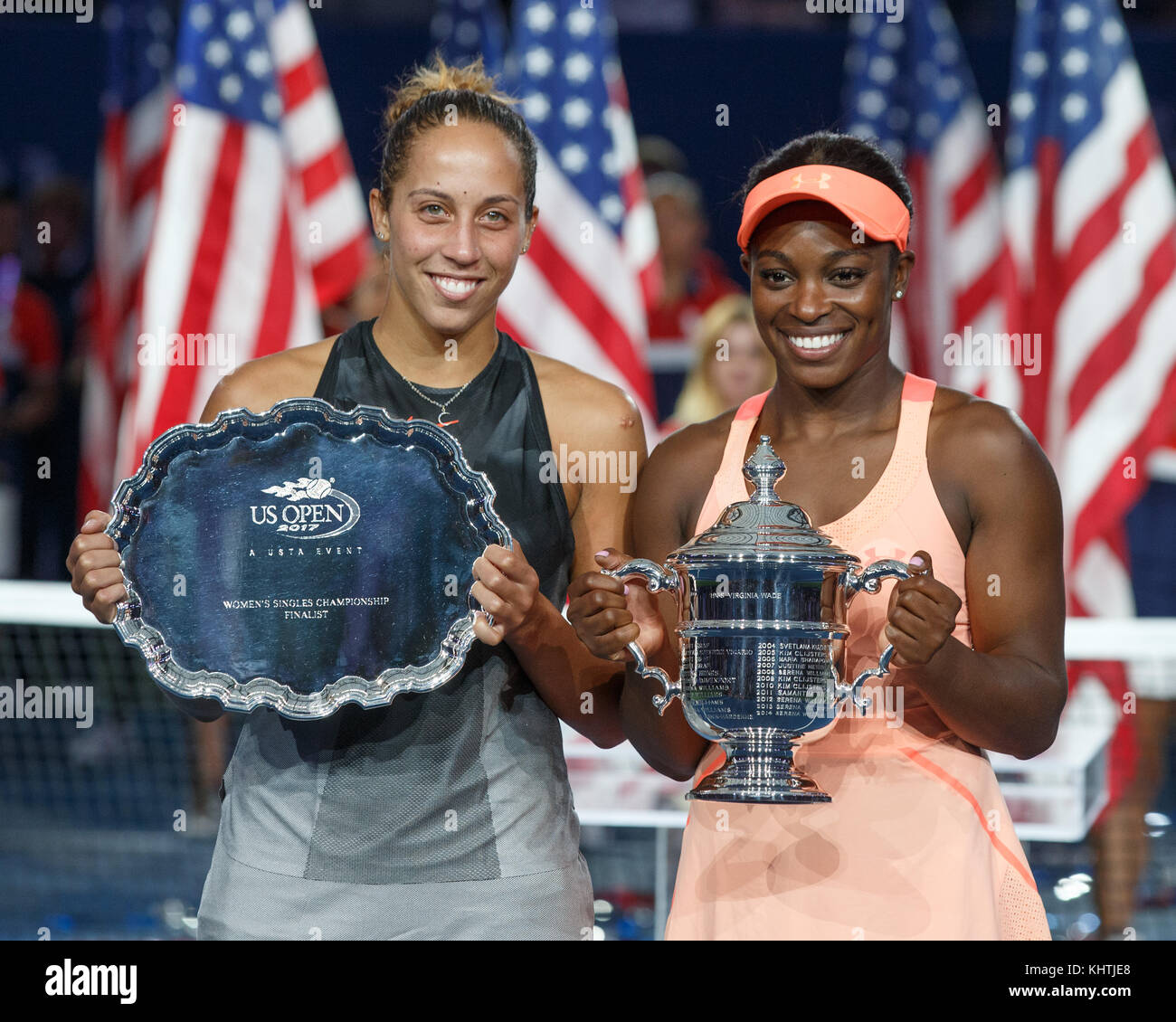 La tennista americana Sloane Stephens e Madison Keys si presentano alla presentazione del trofeo dopo la finale femminile, US Open 2017 Tennis Foto Stock