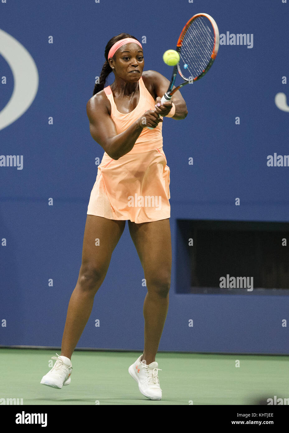 American giocatore di tennis sloane stephens (USA), colpendo il rovescio girato durante il singolare femminile corrisponde a us open 2017 tennis championship, new york city, Foto Stock