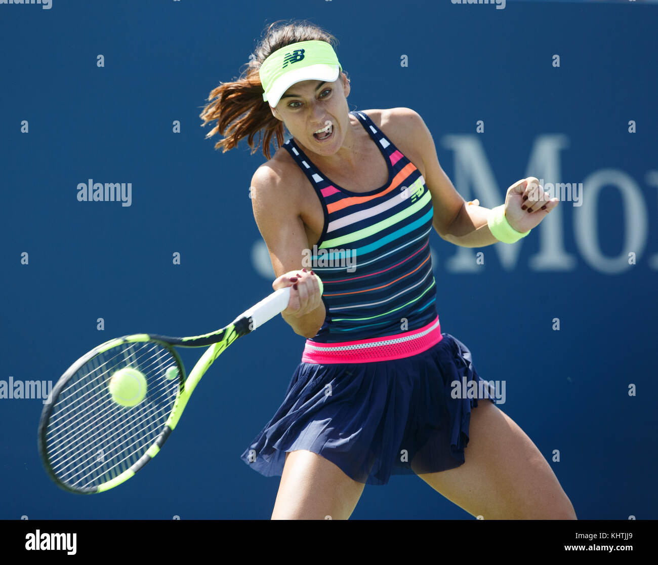 La tennista rumena SORANA CIRSTEA (ROU) ha colpito un tiro in fronte durante la partita di singolare femminile all'US Open 2017 Tennis Championship, New York City, N Foto Stock