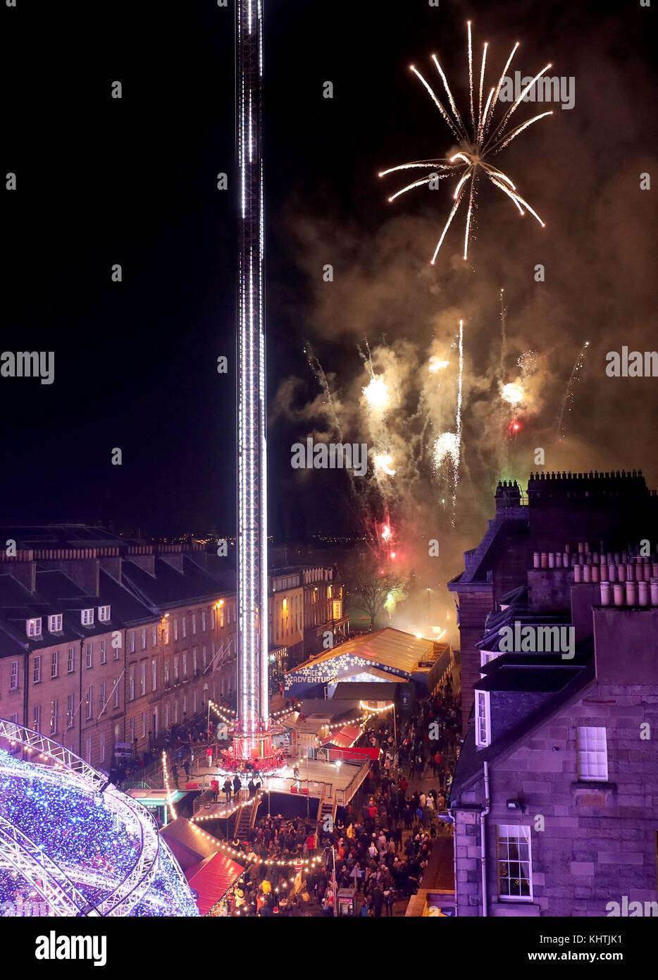 Fuochi d'artificio sono impostate su off al di sopra di Edimburgo di George Street per contrassegnare l'inizio della capitale la stagione festiva. Foto Stock