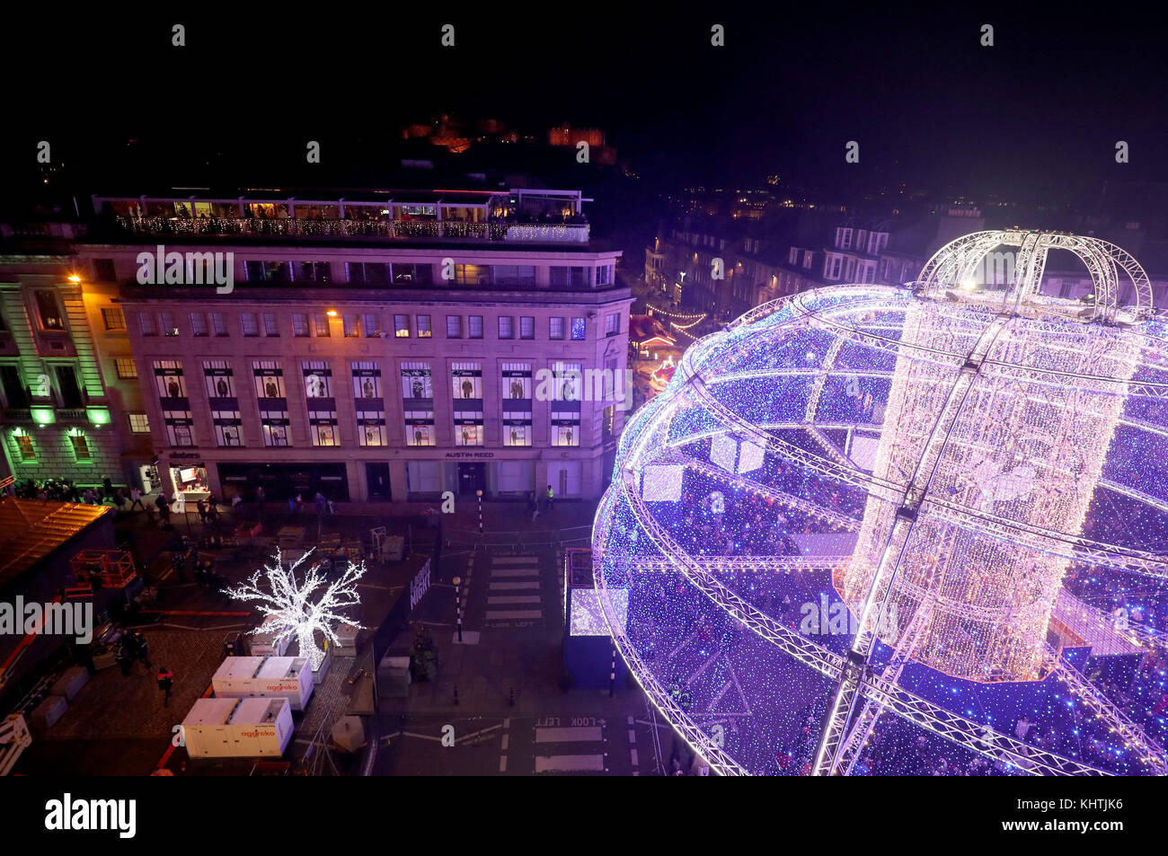 Il Thunderdome di Natale è illuminato su George Street di Edimburgo per l'inizio della stagione festiva della capitale. Foto Stock