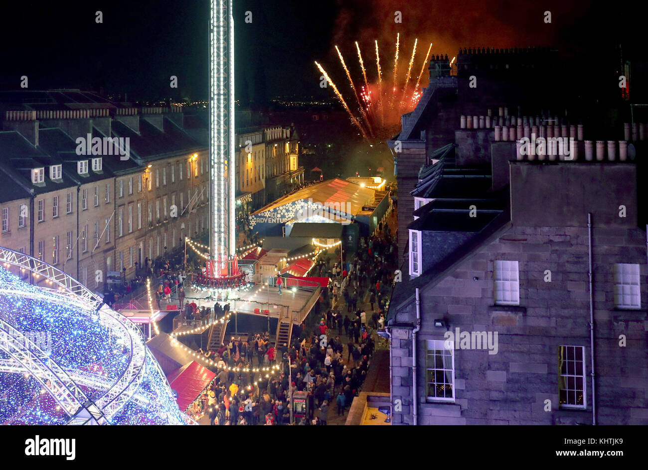 Fuochi d'artificio sono impostate su off al di sopra di Edimburgo di George Street per contrassegnare l'inizio della capitale la stagione festiva. Foto Stock