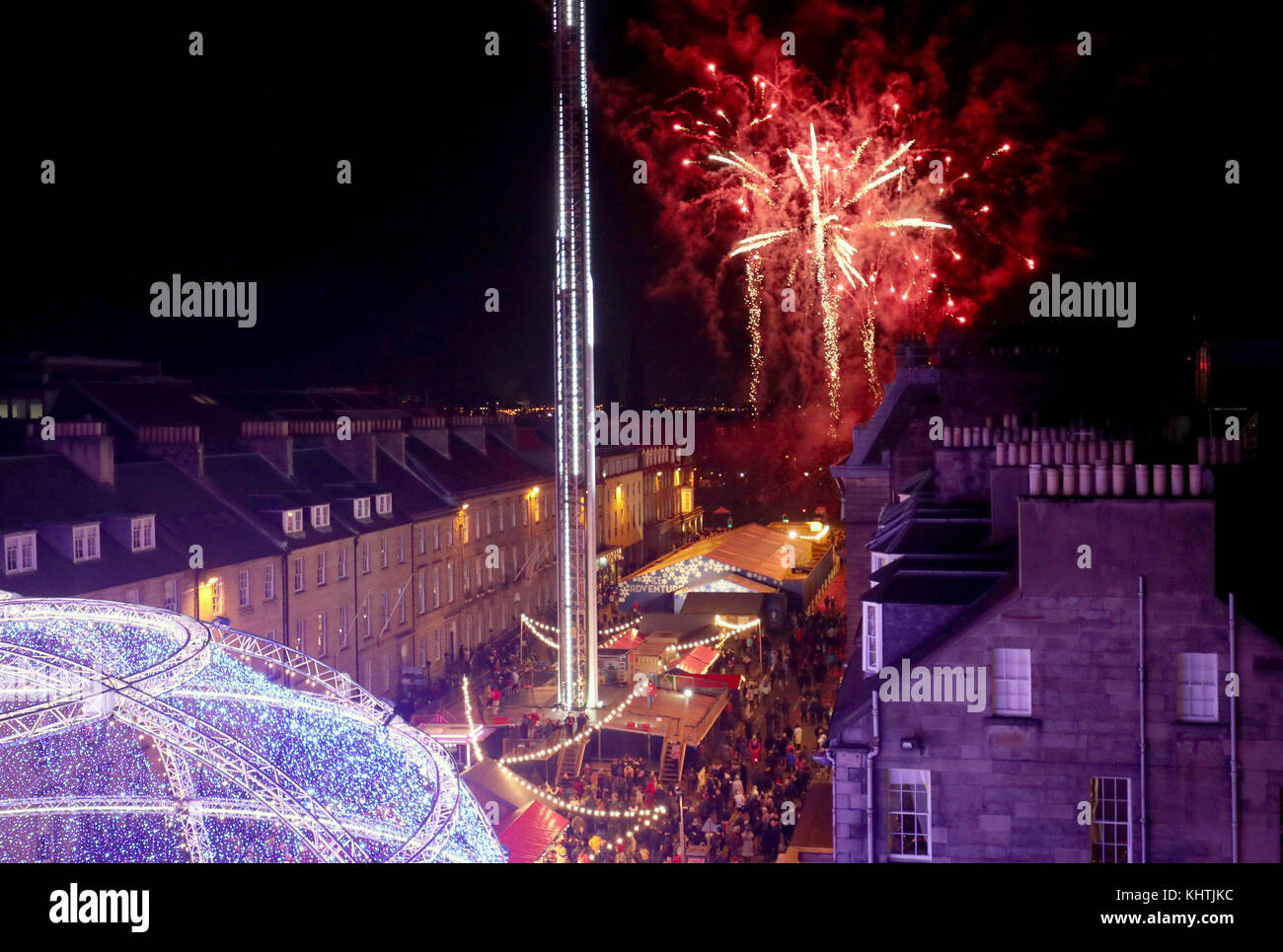 Fuochi d'artificio sono impostate su off al di sopra di Edimburgo di George Street per contrassegnare l'inizio della capitale la stagione festiva. Foto Stock