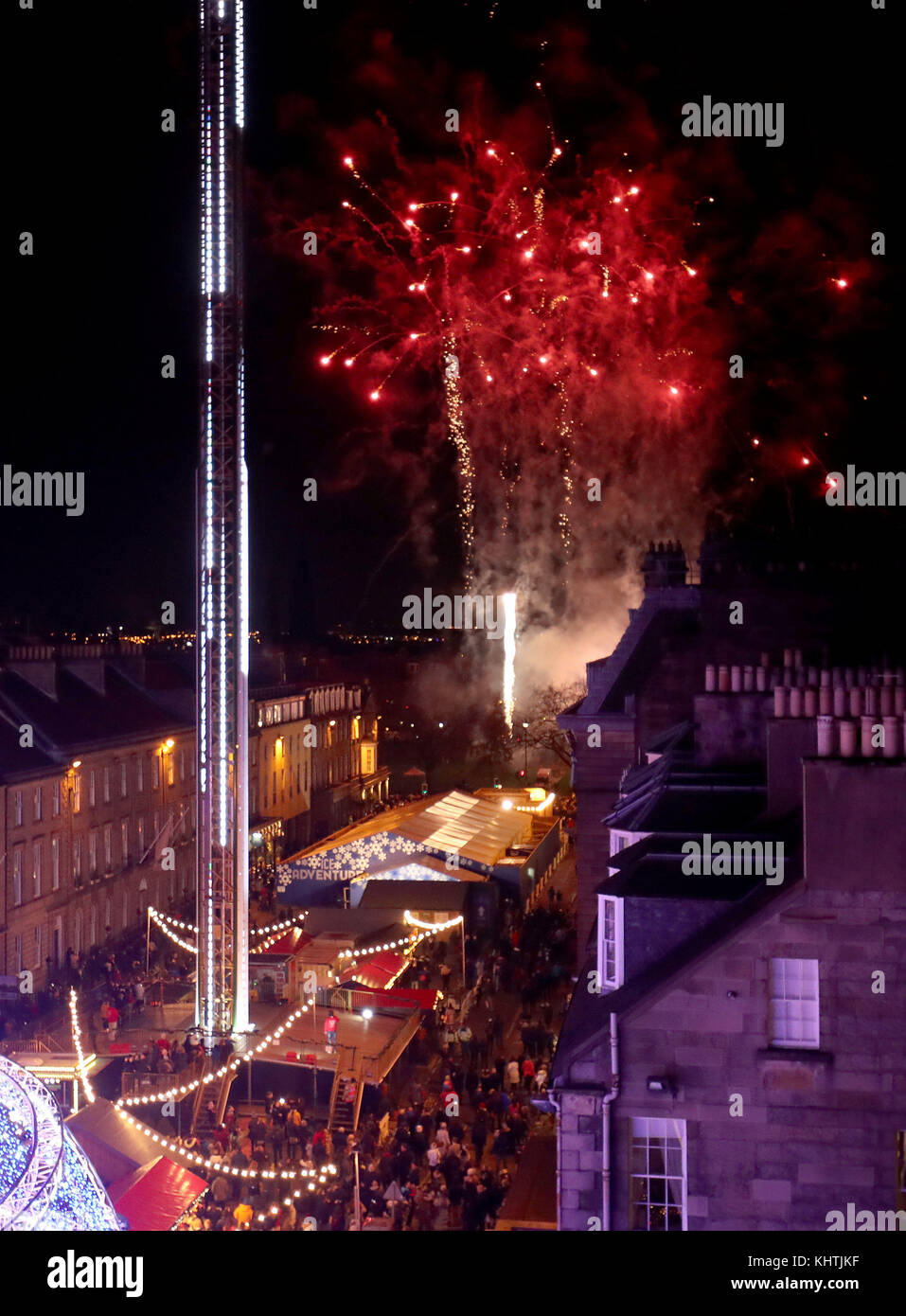 Fuochi d'artificio sono impostate su off al di sopra di Edimburgo di George Street per contrassegnare l'inizio della capitale la stagione festiva. Foto Stock