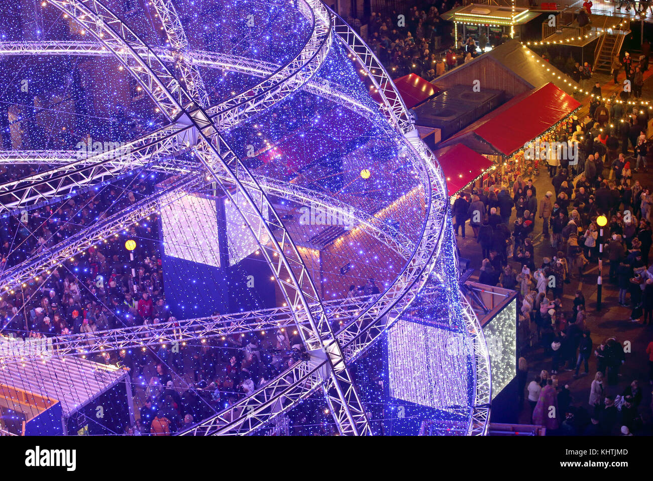 Il Thunderdome di Natale è illuminato su George Street di Edimburgo per l'inizio della stagione festiva della capitale. Foto Stock