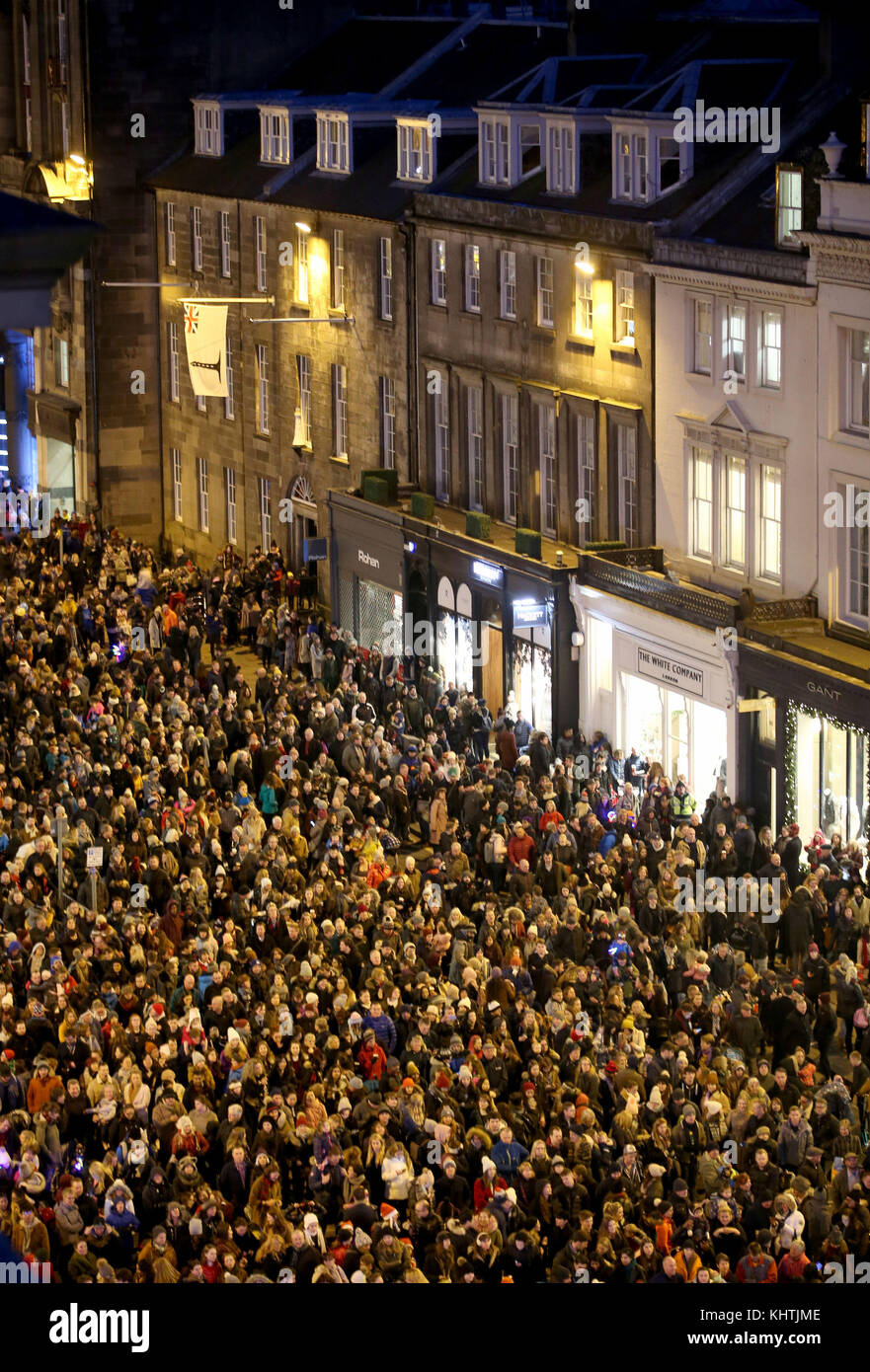 Le folle si riuniscono per guardare la mostra di fuochi d'artificio sopra George Street di Edimburgo per segnare l'inizio della stagione festiva della capitale. Foto Stock