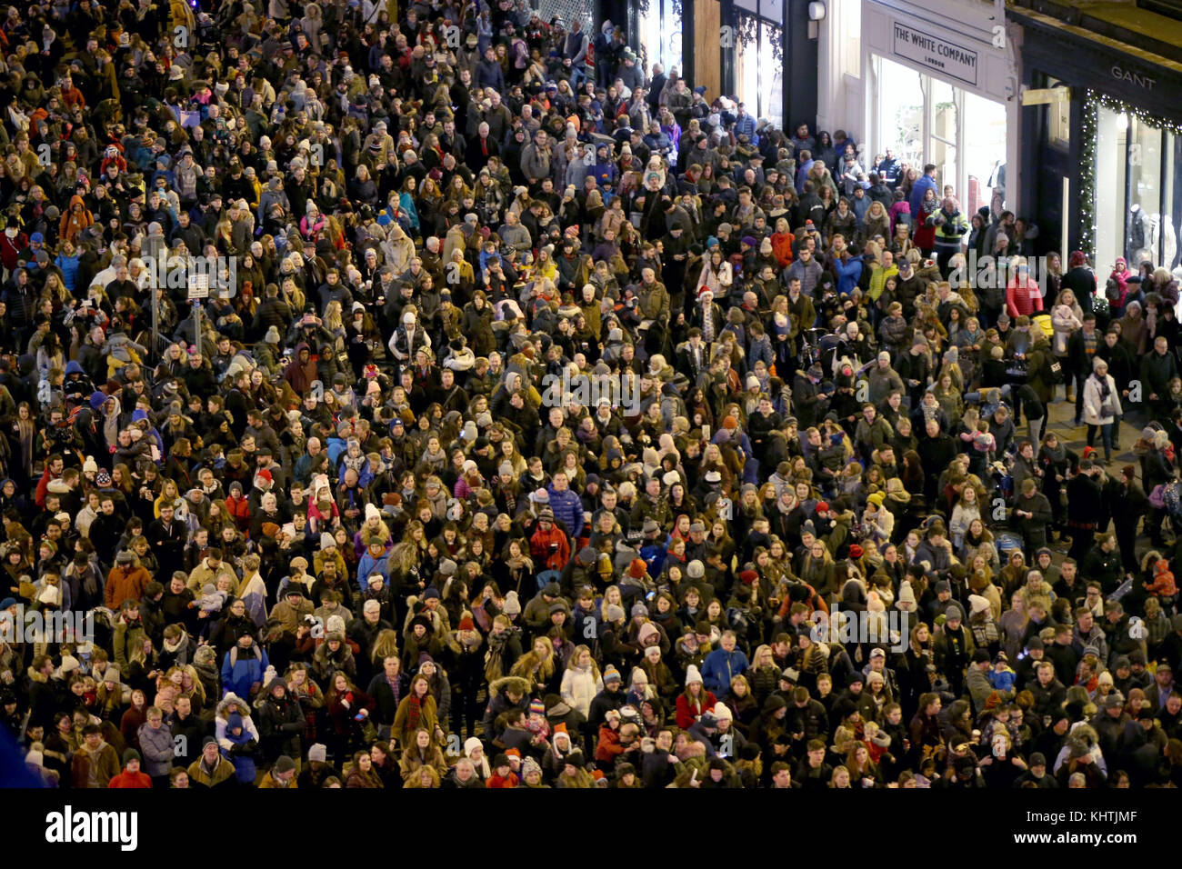 Le folle si riuniscono per guardare la mostra di fuochi d'artificio sopra George Street di Edimburgo per segnare l'inizio della stagione festiva della capitale. Foto Stock