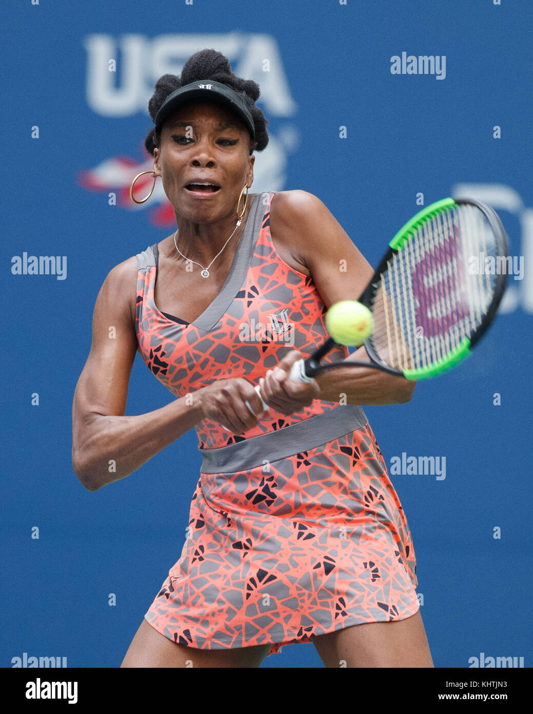 Noi giocatori di tennis Venus Williams (USA), colpendo il rovescio girato durante il singolare femminile match in Us Open 2017 tennis championship, New York City, nuova yo Foto Stock