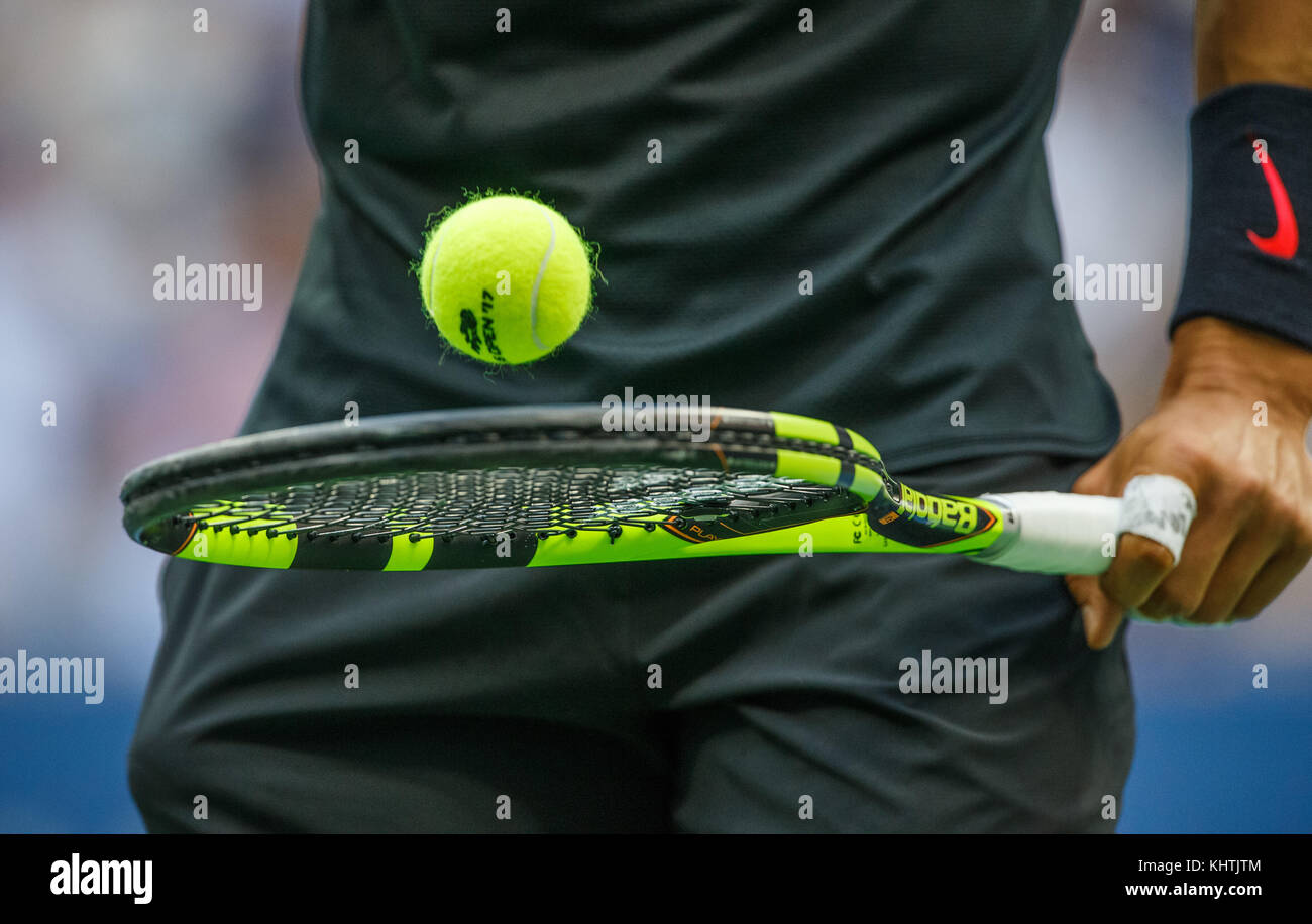 Lo spagnolo giocatore di tennis Rafael Nadal rimbalza palla da tennis sulla  racchetta da tennis in