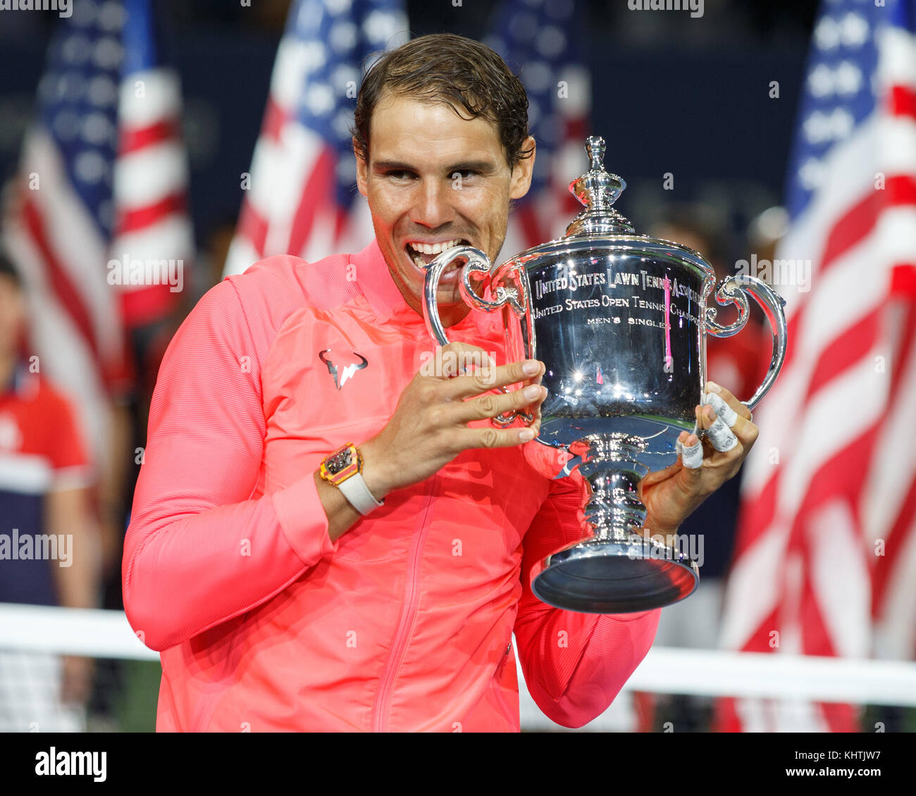 Lo spagnolo giocatore di tennis Rafael Nadal morde il campionato trofeo durante la cerimonia di premiazione dopo i loro uomini singoli finali corrispondono in Us Open 2017 dieci Foto Stock