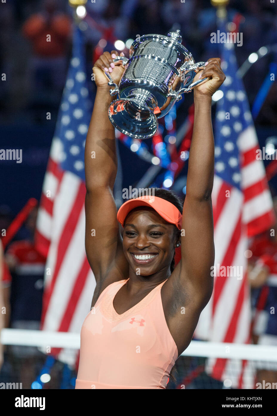 La tennista americana SLOANE STEPHENS si posa con il trofeo durante la cerimonia del trofeo dopo la finale femminile di singolare negli Stati Uniti Foto Stock