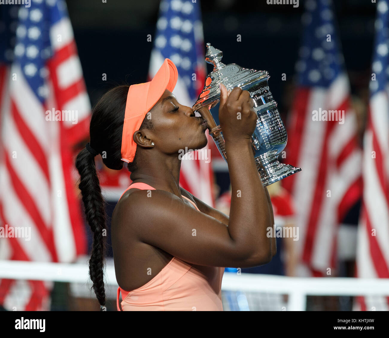 La tennista americana Sloane Stephens bacia il trofeo durante la cerimonia del trofeo dopo la finale delle donne, US Open 2017 Tenn Foto Stock