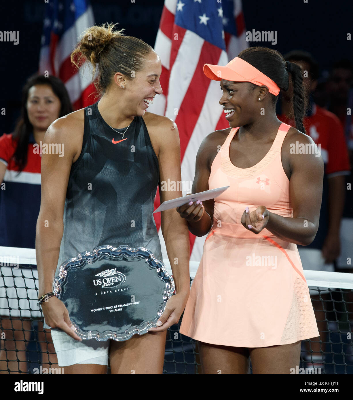 La tennista americana Sloane Stephens e Madison Keys ridono durante la presentazione del trofeo dopo la partita delle finali femminili all'US Open 2017 Foto Stock
