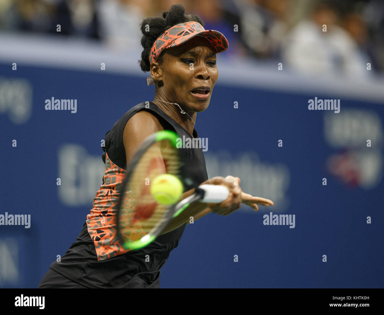 American giocatore di tennis Venus Williams (USA) colpendo un diretti girato durante il singolare femminile corrisponde a us open 2017 tennis championship, new york city, n Foto Stock
