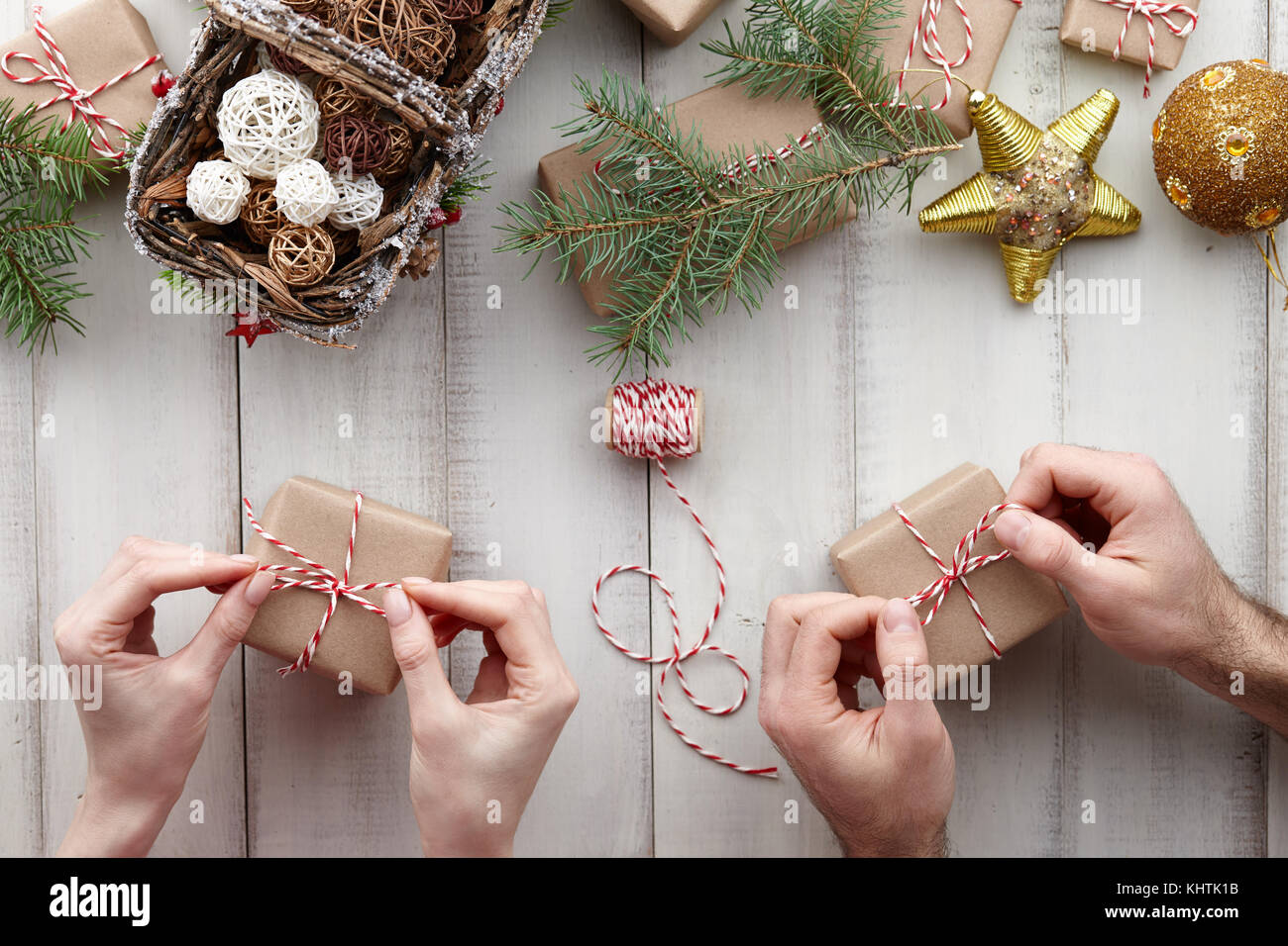 Regali Di Natale Coppia.Due Coppie Di Mani Impacchettare I Regali Di Natale E Confezioni Regalo In Carta Kraft Preparazione Di Vacanza Foto Stock Alamy
