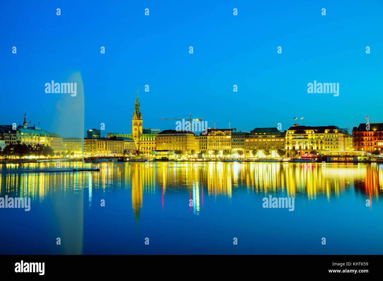 La città di Amburgo, Germania durante la notte Foto Stock