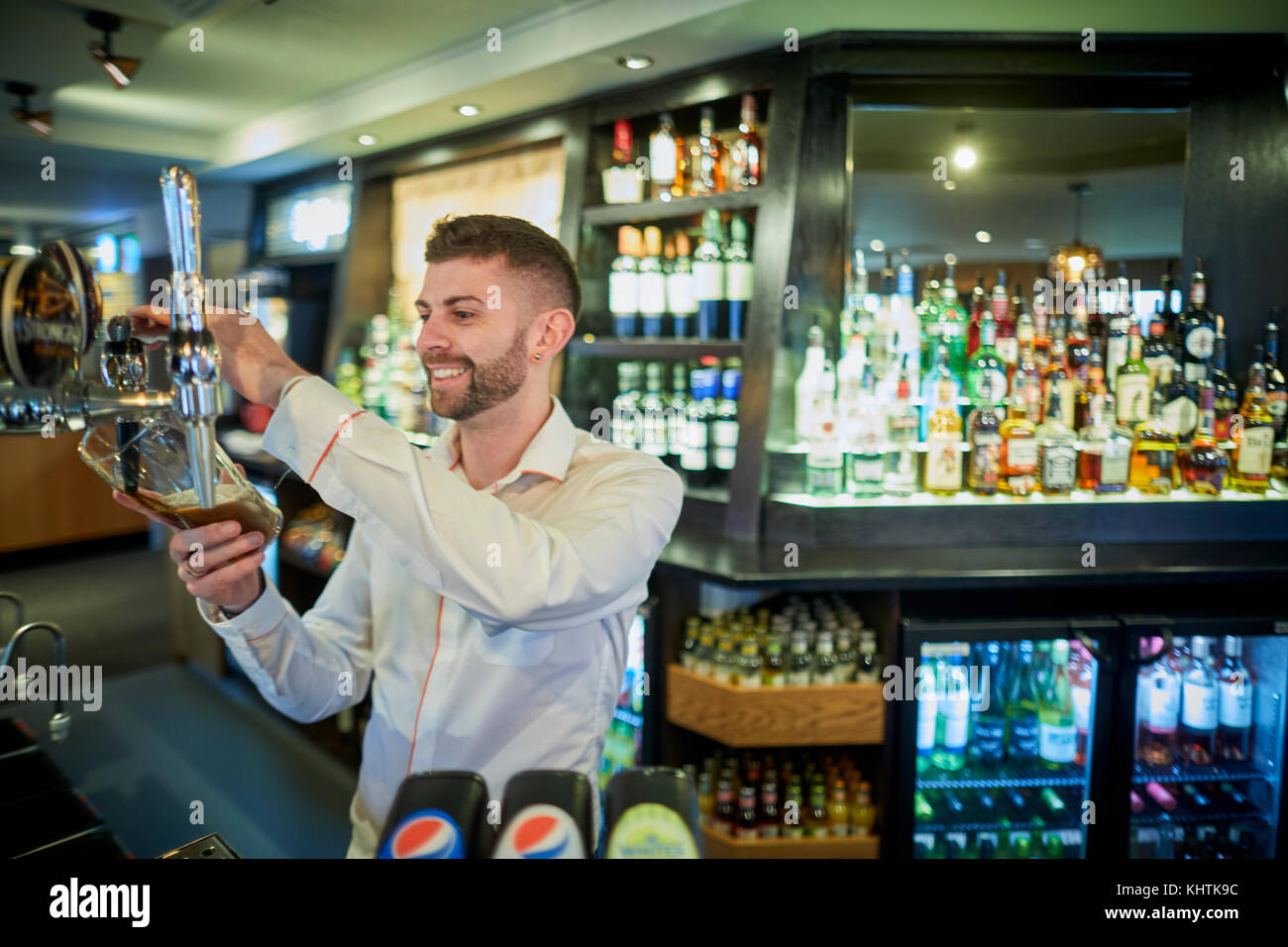 Un barman tirando una pinta a Marston è il vecchio Duca pub di Southport in Merseyside Foto Stock