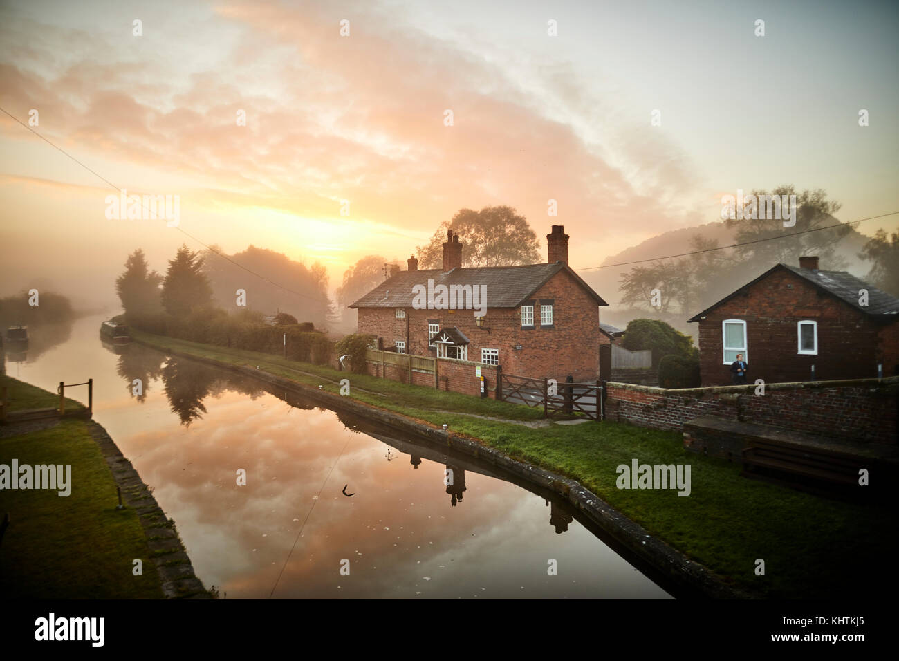 Autunno nebbia di mattina nebbia Cheshire, Tiverton Tarporley. Narrowboats ormeggiato a lato dell'ombreggiato Oak pub sulla Shropshire Union Canal Foto Stock