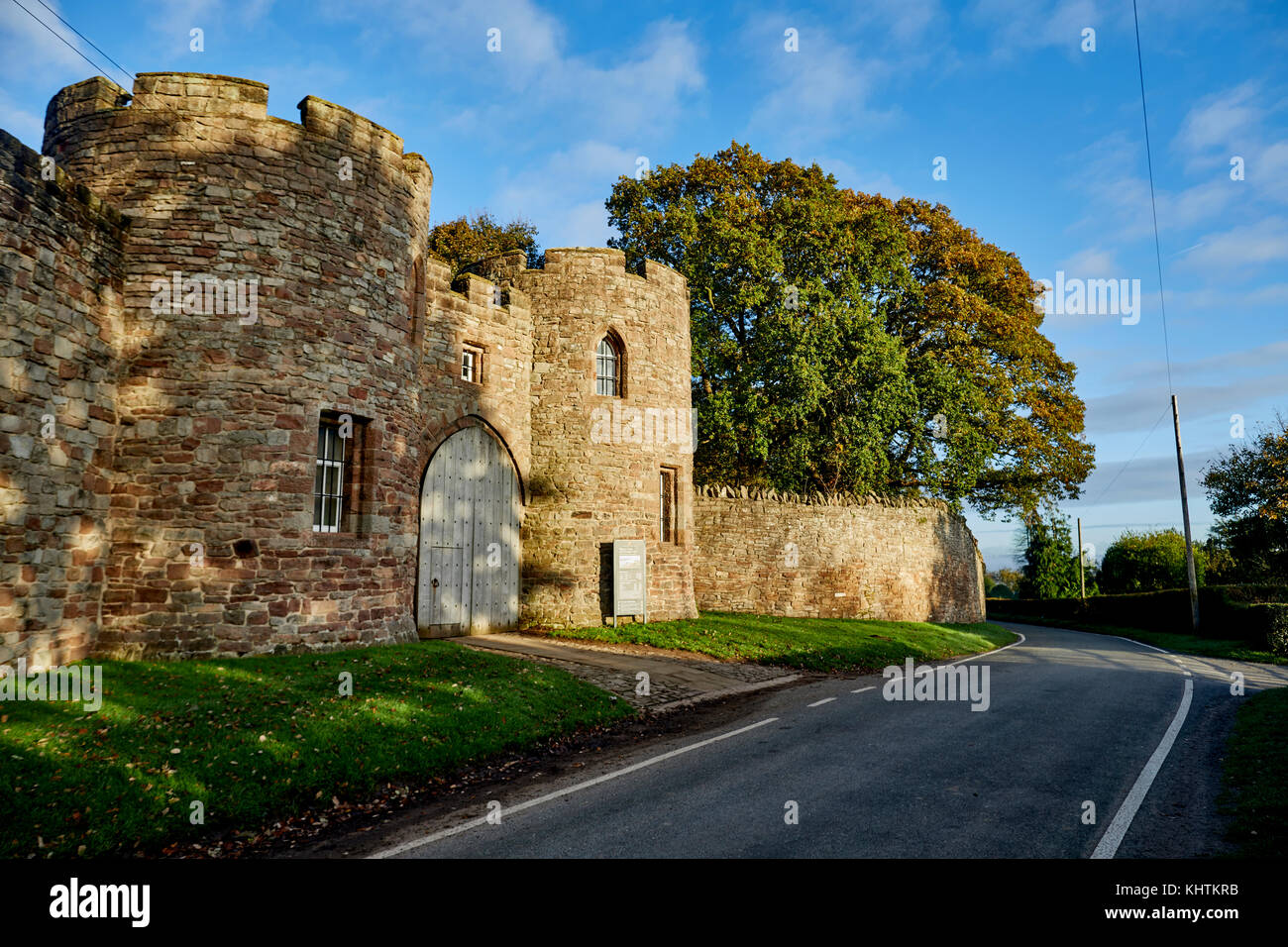 Autunno nel Cheshire, ex Royal Beeston medievale castello arroccato su uno sperone rupe di arenaria entrata principale Foto Stock
