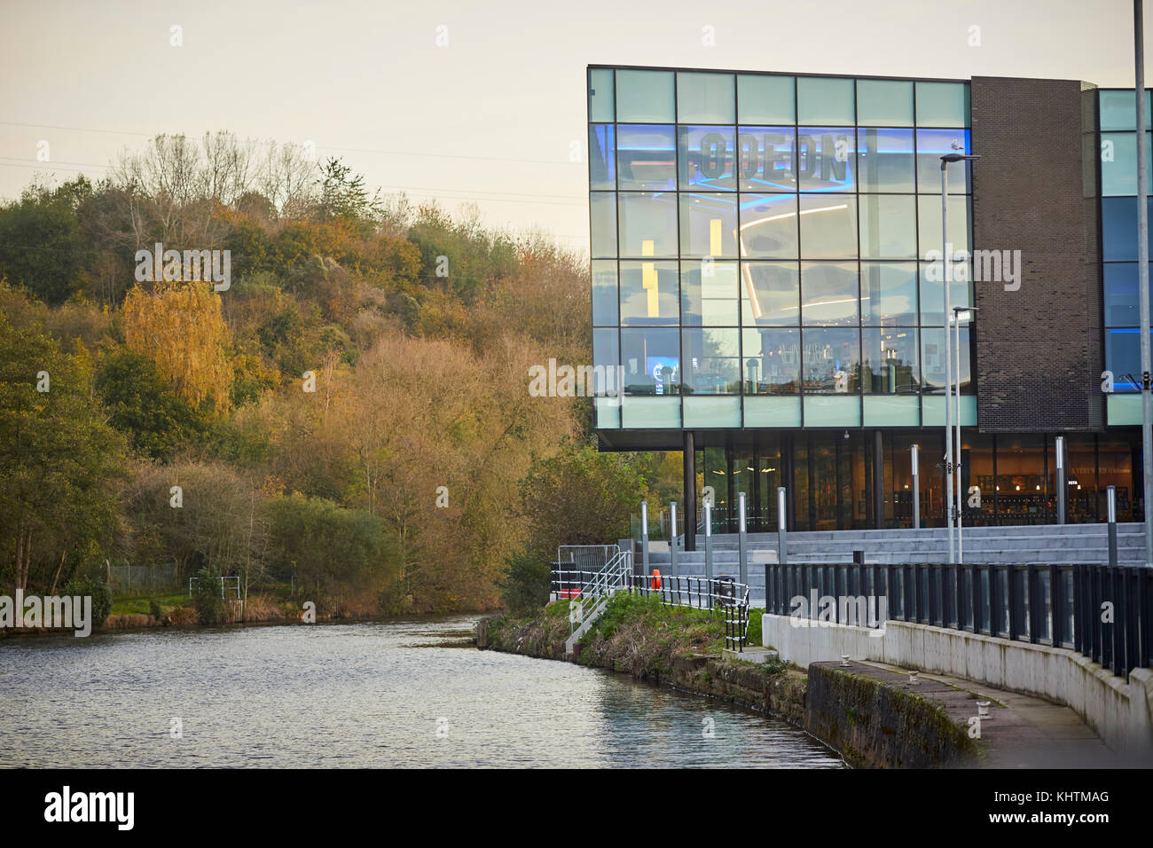 Northwich Baroni Quay lo sviluppo di negozi, ristoranti e un cinema Odeon con il fiume Weaver in Northwhich, Cheshire Foto Stock