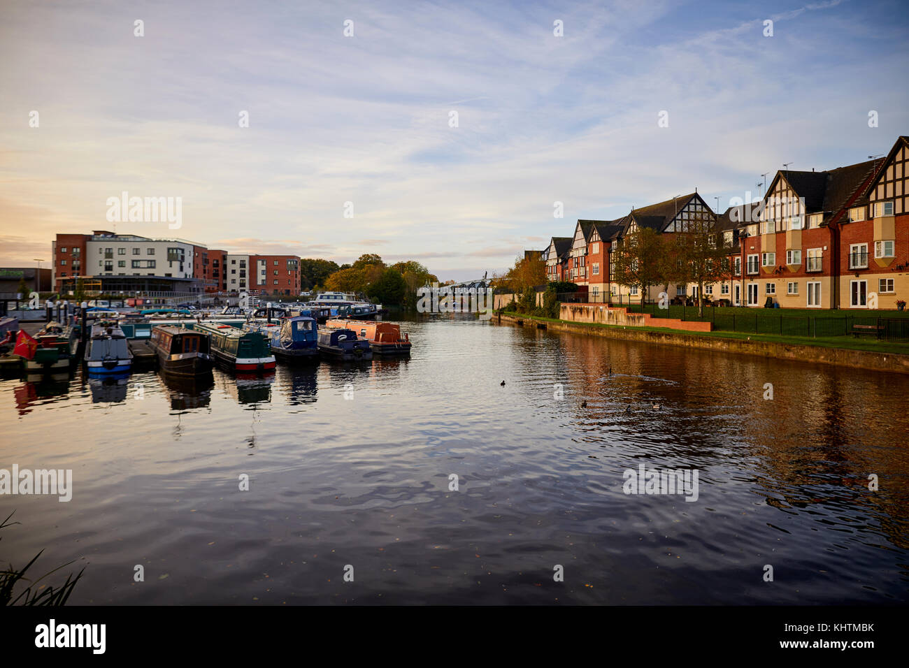 Northwich Marina sul fiume Weaver nel centro della città di Northwich, Cheshire Foto Stock