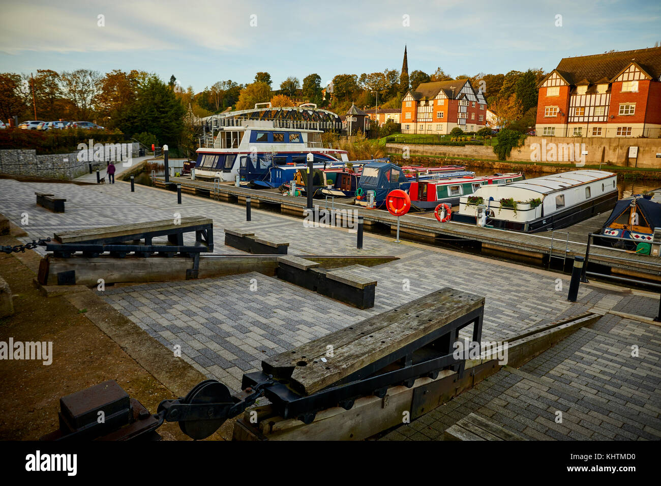 Il fiume Weaver sul Northwich Marina con le panche in legno di quercia che si adattano con lo storico tram di caricamento del sale industria. Autunno in nord Foto Stock