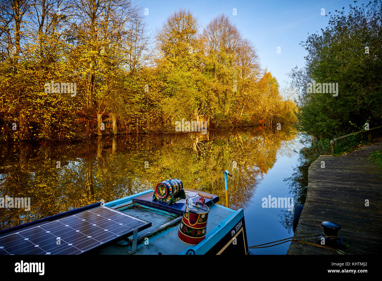 Autunno in Winsford Fiume Weaver che conduce al fondo di Flash Foto Stock