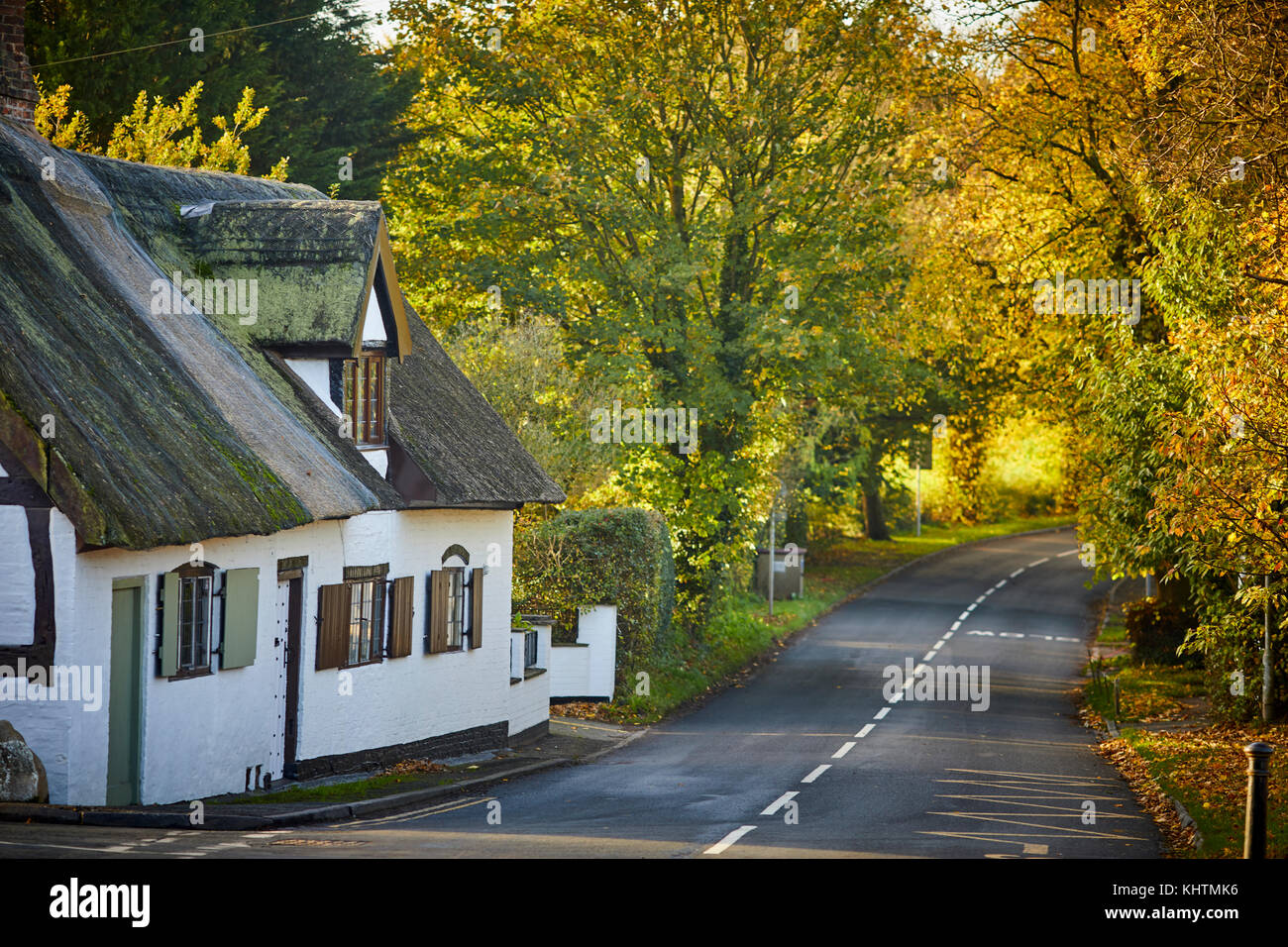 Autunno nel vicino Winsford bungalow con tetto in paglia Cinder Hill, Northwich Foto Stock