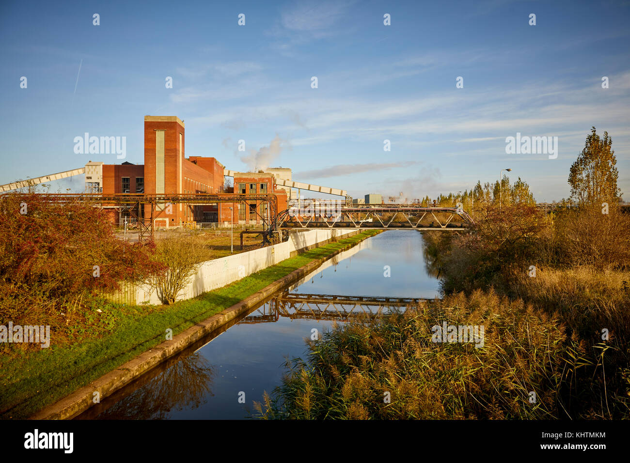 Autunno nel vicino a Northwich TATA Chemicals Europe Limited, Lostock funziona e Trent e Mersey Canal Foto Stock