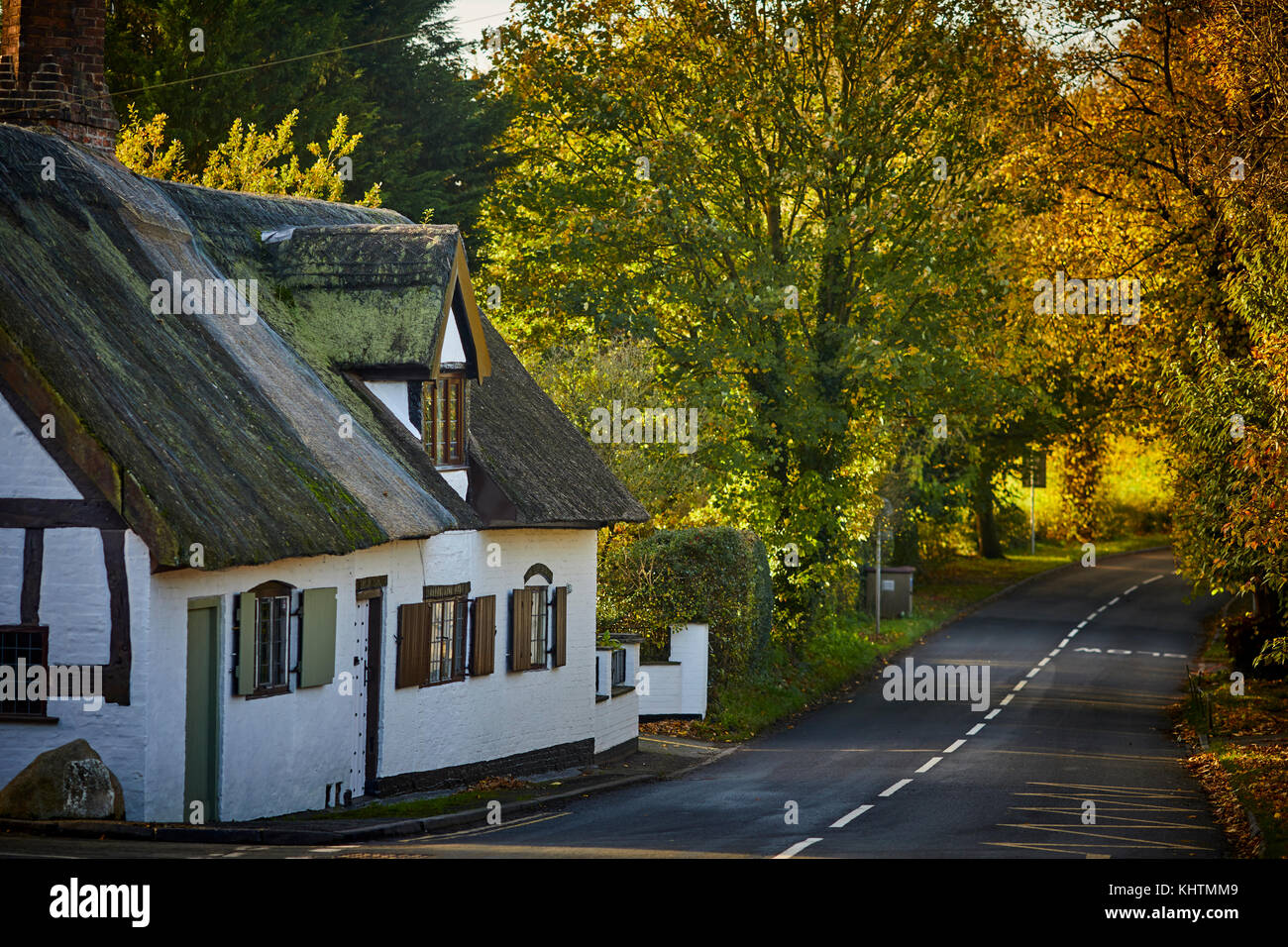 Autunno nel vicino Winsford bungalow con tetto in paglia Cinder Hill, Northwich Foto Stock