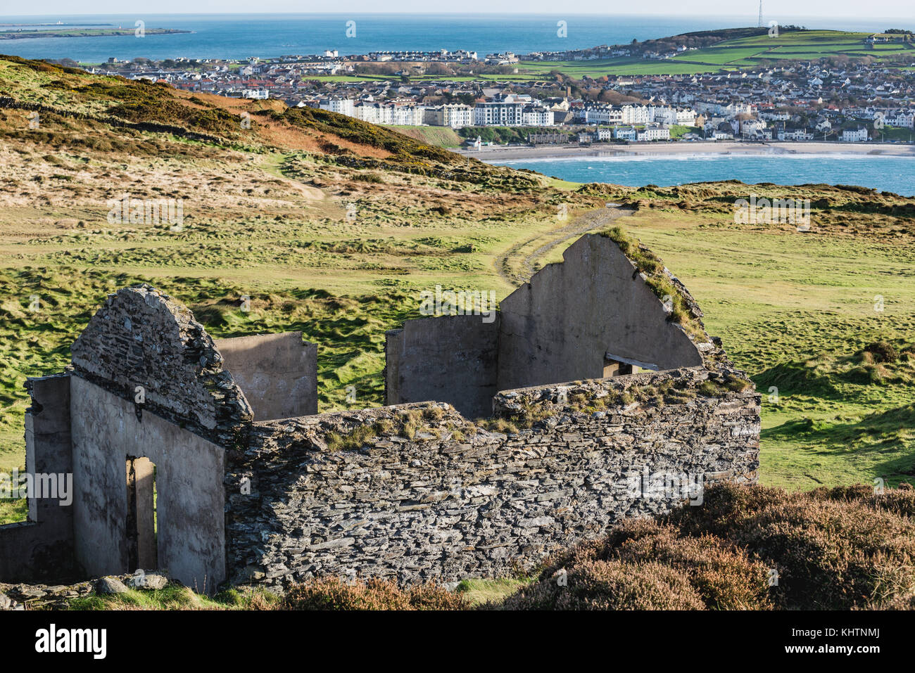Vista verso Port Erin da Bradda Hill, vecchi ruderi Foto Stock